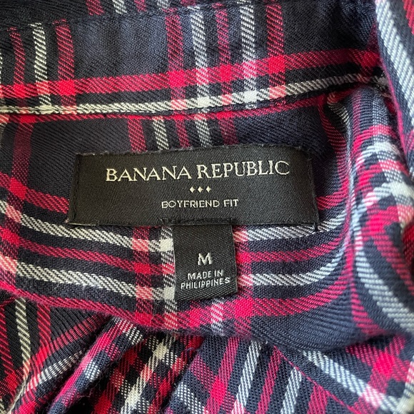 ♥️Banana Republic♥️ Red and Black Plaid Shirt 
Size (Medium) - Picture 5 of 6